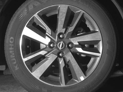 Used 2025 Nissan Versa SV FWD image 16