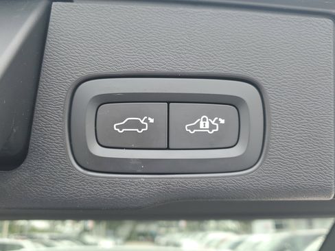 Used 2019 Volvo XC60 T5 Momentum w/ Multimedia Package image 12