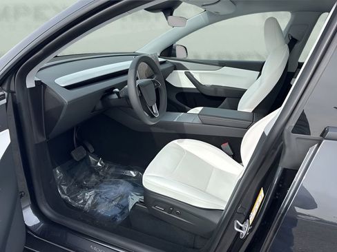 Used 2026 Tesla Model Y Long Range image 9