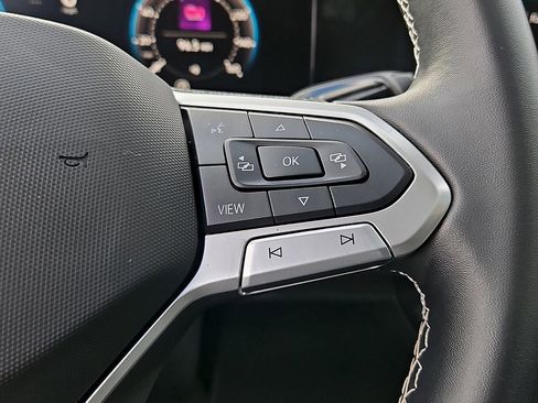 Certified 2025 Volkswagen Tiguan SE w/ Panoramic Sunroof Package image 21