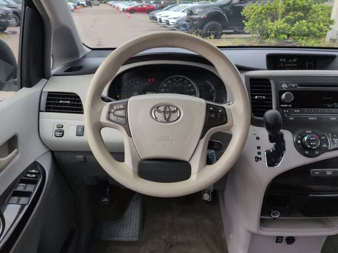 Used 2014 Toyota Sienna LE FWD image 16