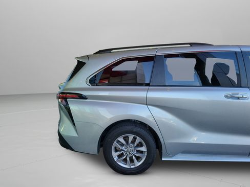 Used 2023 Toyota Sienna XLE image 29