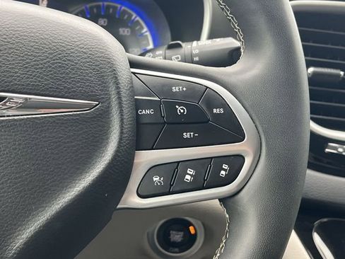 Used 2024 Chrysler Pacifica Touring-L FWD image 25