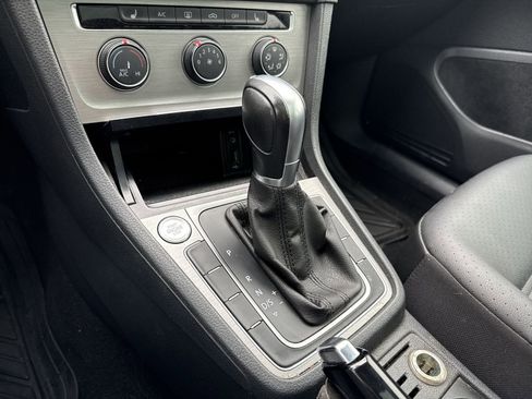 Used 2016 Volkswagen Golf Limited Edition image 19