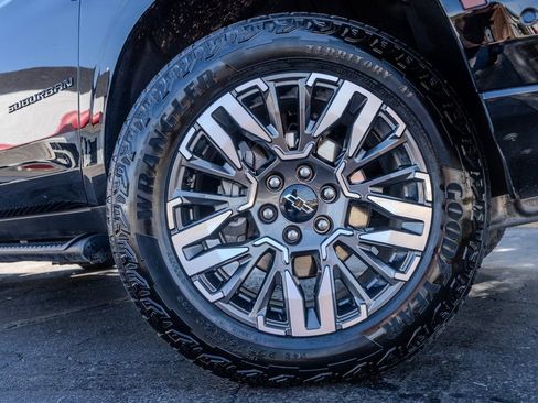 Used 2025 Chevrolet Suburban Z71 image 30
