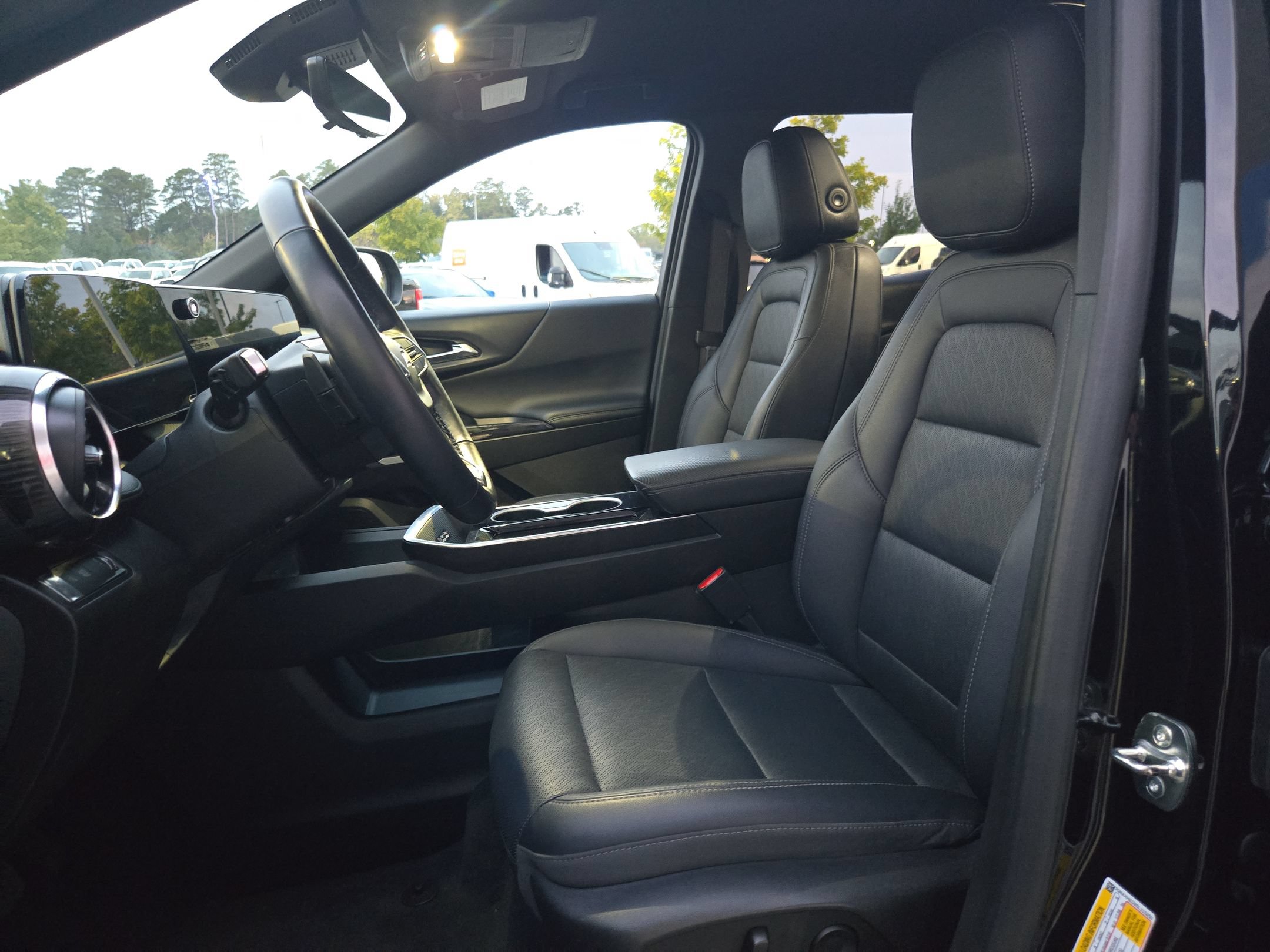 Used 2025 Chevrolet Equinox LT w/ Convenience Package II FWD image 24