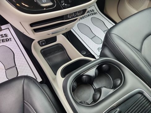 Used 2024 Chrysler Pacifica Touring-L image 37