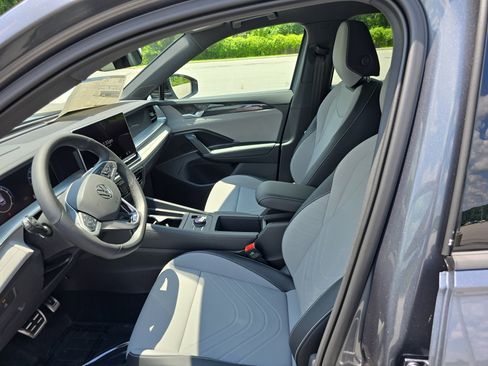 New 2025 Volkswagen Tiguan SE R-Line image 15