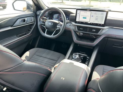 Used 2025 Ford Explorer ST-Line w/ ST-Line Street Pack AWD/4WD image 9
