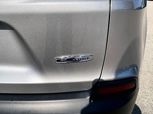 Used 2019 Jeep Cherokee Latitude Plus FWD image 33