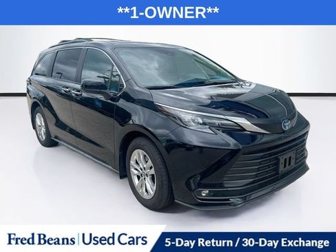 Used 2025 Toyota Sienna XLE w/ XLE Plus Package AWD/4WD image 1