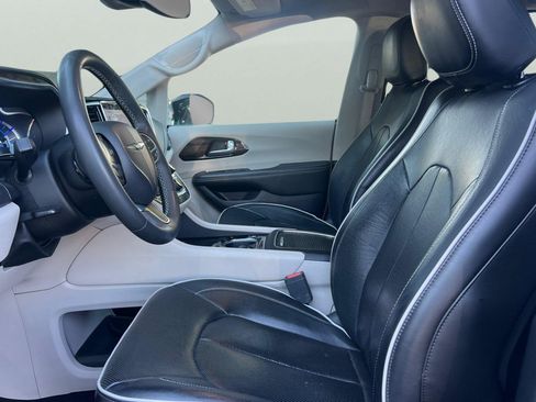 Used 2023 Chrysler Pacifica Limited image 14