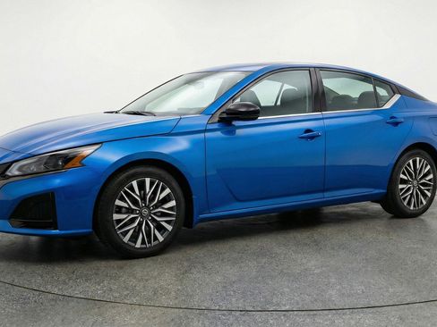 Used 2025 Nissan Altima 2.5 SV FWD image 2
