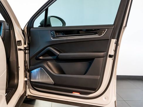 Certified 2025 Porsche Cayenne Turbo AWD/4WD image 28