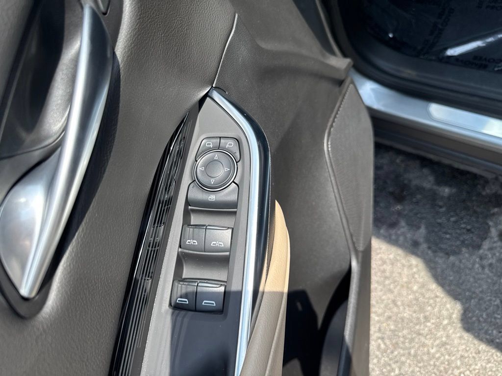 Used 2024 Cadillac XT4 Luxury w/ Cold Weather Package FWD image 11