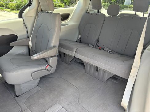 Used 2021 Chrysler Voyager LX image 9