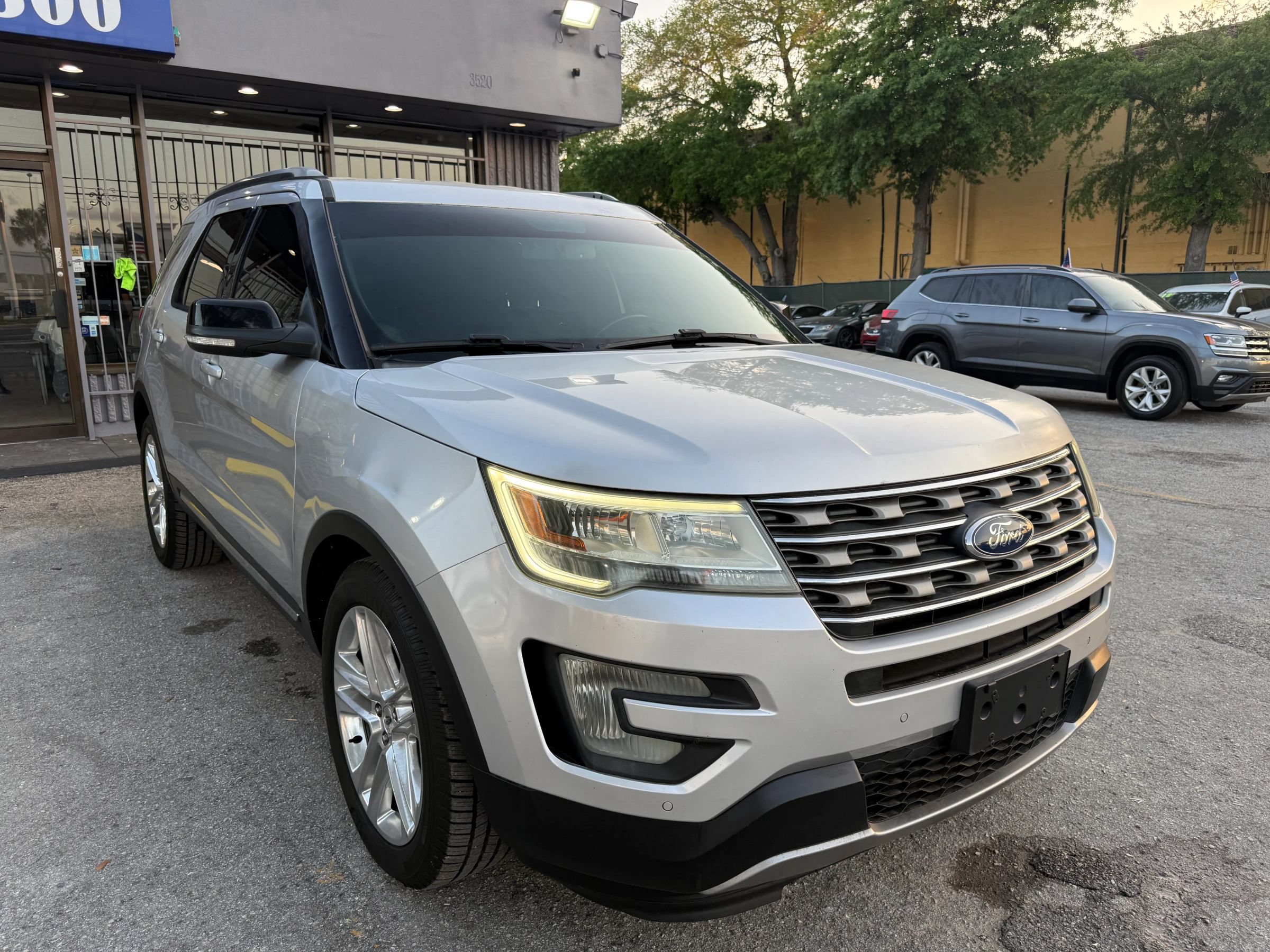 Used 2017 Ford Explorer XLT w/ Equipment Group 202A FWD image 3