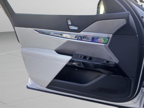 Used 2025 BMW i7 xDrive60 image 23