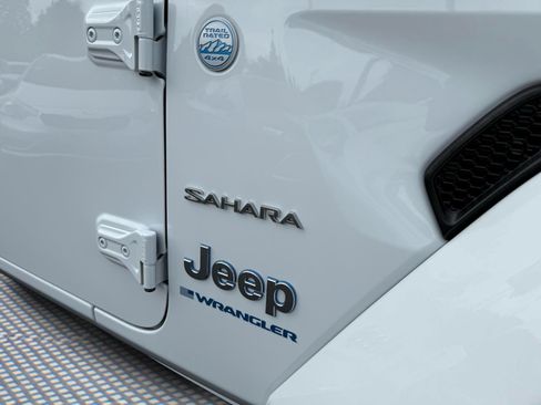 Used 2024 Jeep Wrangler Unlimited Sahara AWD/4WD image 12