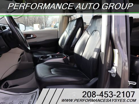 Used 2019 Chrysler Pacifica Touring-L image 12