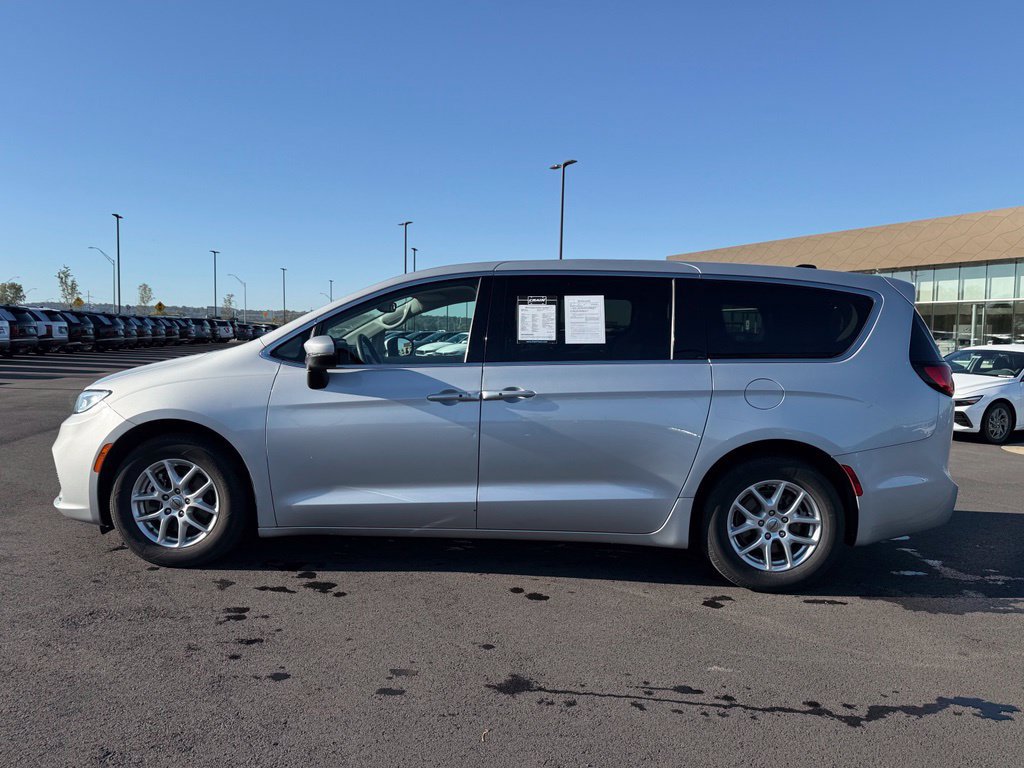 Used 2023 Chrysler Pacifica Touring-L FWD image 9