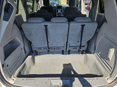 Used 2009 Chrysler Town & Country Touring FWD image 17