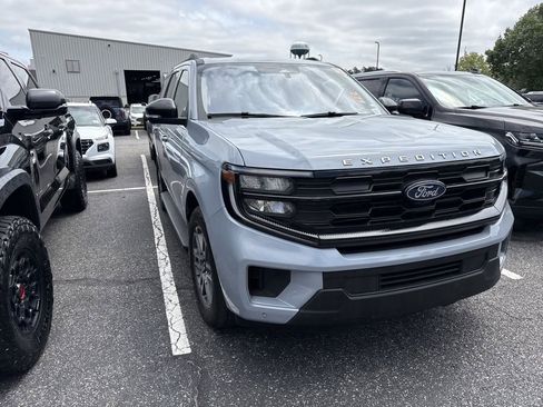 Used 2025 Ford Expedition Active AWD/4WD image 3