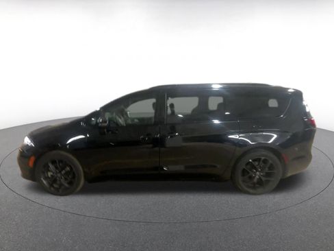 Used 2025 Chrysler Pacifica Limited image 9