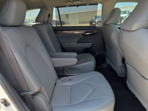 Used 2023 Toyota Highlander Limited FWD image 17