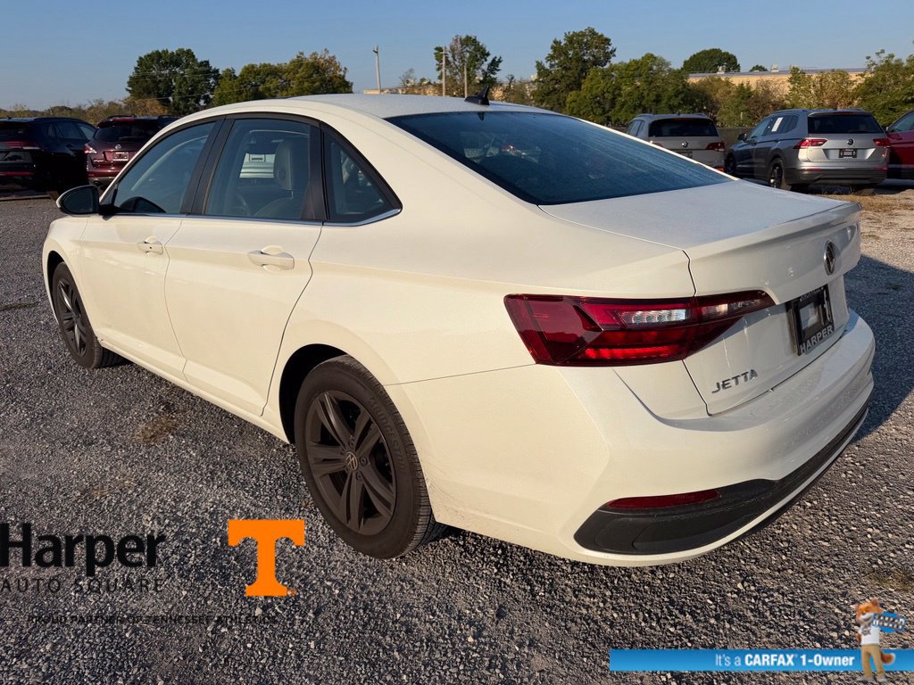 Used 2024 Volkswagen Jetta SE w/ Panoramic Sunroof Package FWD image 3