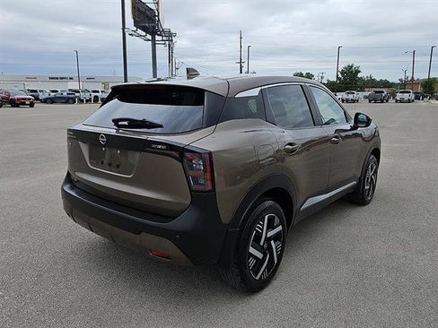 Used 2025 Nissan Kicks SV FWD image 5