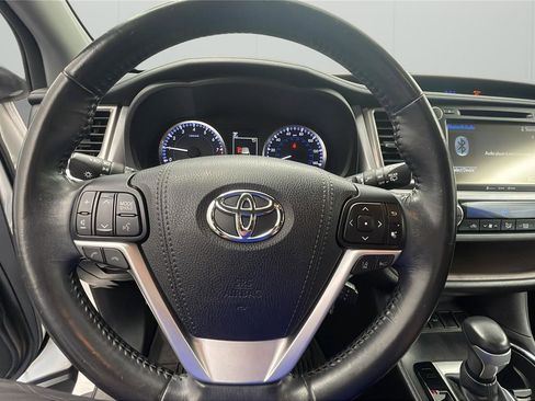 Used 2017 Toyota Highlander Plus FWD image 18