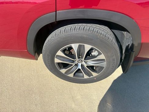 Used 2024 Toyota Highlander XLE AWD/4WD image 25