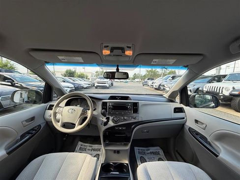 Used 2012 Toyota Sienna LE FWD image 32