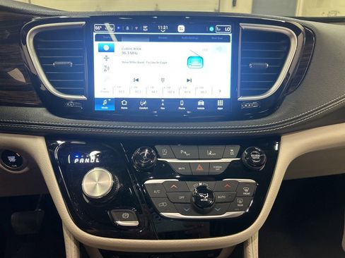 Used 2024 Chrysler Pacifica Limited w/ Uconnect Theater Family Group FWD image 24