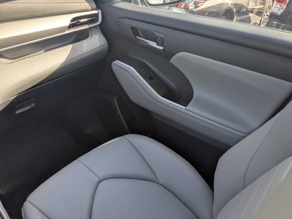 Used 2021 Toyota Highlander XLE AWD/4WD image 26