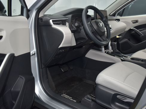 Used 2025 Toyota Corolla Cross L image 12