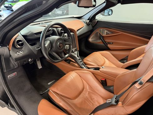 Used 2018 McLaren 720S RWD image 1