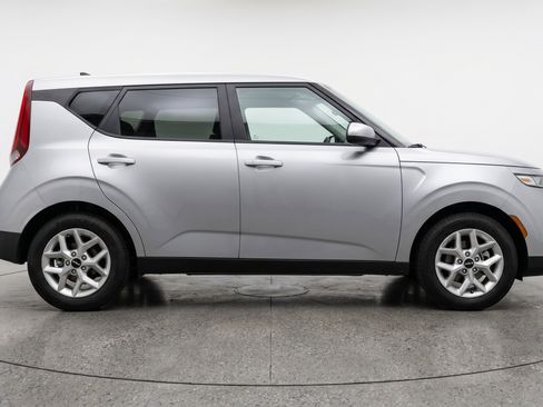 Used 2025 Kia Soul LX w/ LX Technology Package FWD image 11