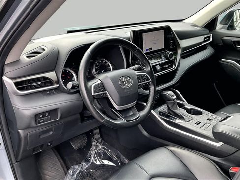 Used 2024 Toyota Highlander XLE AWD/4WD image 18