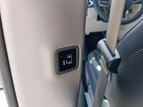 Used 2023 Chrysler Pacifica Touring-L image 23