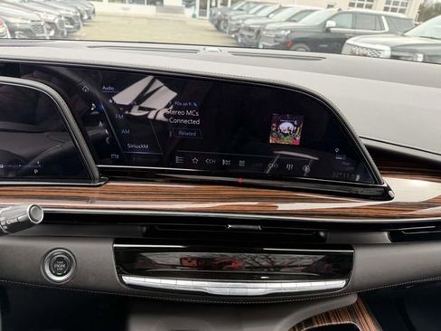 Used 2024 Cadillac Escalade ESV Premium Luxury image 25