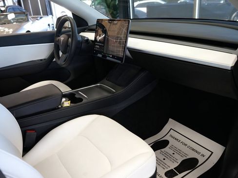 Used 2021 Tesla Model Y Long Range AWD/4WD image 41
