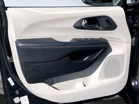 Used 2023 Chrysler Pacifica Touring-L FWD image 19
