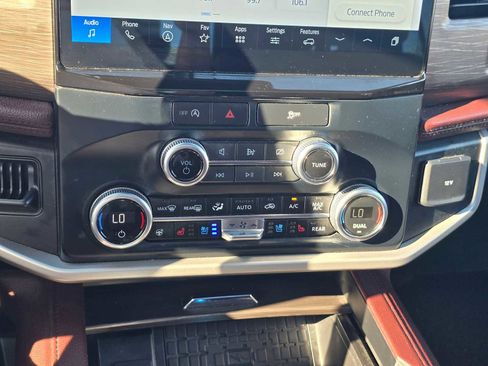 Used 2024 Ford Expedition Limited image 29