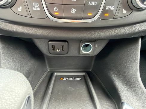 Used 2023 Chevrolet Traverse LT FWD image 24