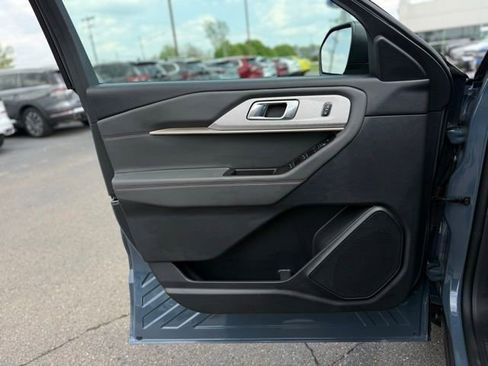 Used 2025 Ford Explorer Active AWD/4WD image 12