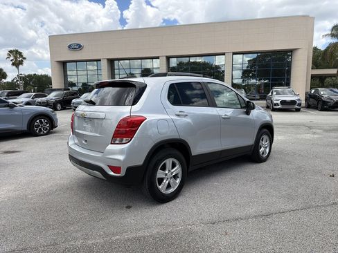 Used 2022 Chevrolet Trax LT w/ LT Convenience Package FWD image 3