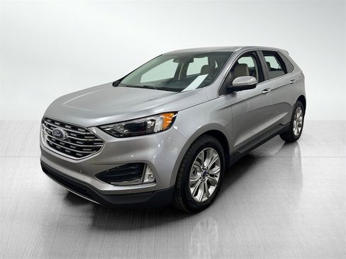 Used 2022 Ford Edge Titanium image 2