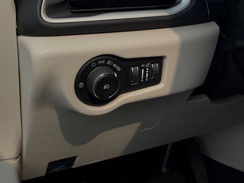 Used 2023 Chrysler Pacifica Touring-L FWD image 25